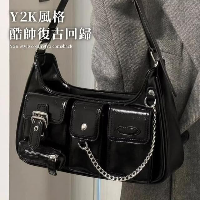 【穿搭單品】母親節禮物 千禧年Y2K酷帥掛鍊機車包(硬挺 多口袋 單肩包 腋下包 純黑色 百搭通勤 女 生日禮物