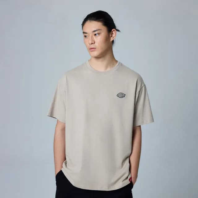 【Dickies】男女款鵝卵石棕純棉胸前刺繡小Logo休閒短袖T恤｜DK0A889IK55