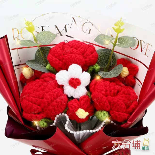 【六分埔禮品】織夢時光LED三玫瑰小花編織花束-多色任選(擺飾母親節情人節約會告白畢業禮物毛編針織盒裝)