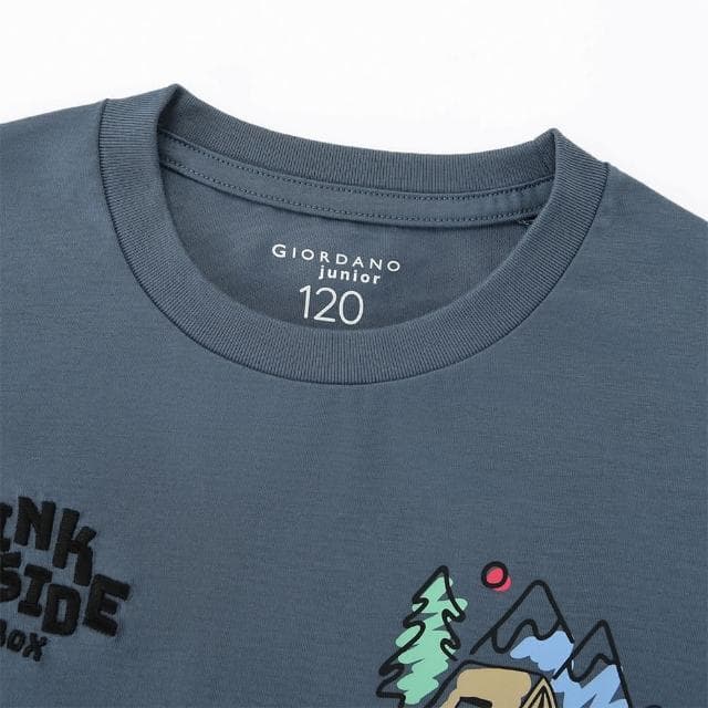 【GIORDANO 佐丹奴】童裝印花短袖上衣 露營插畫系列(28 海王星藍)