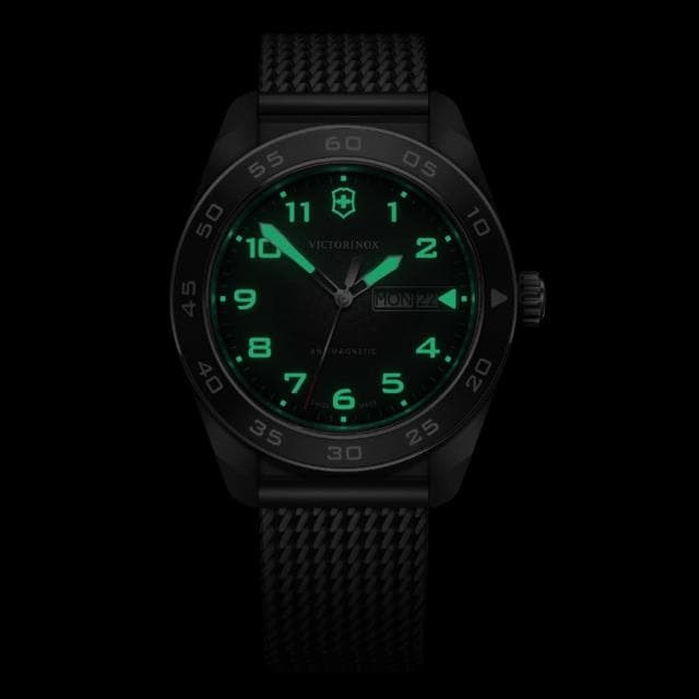 【VICTORINOX 瑞士維氏】Swiss Army 啞光 浮雕數字 石英錶 男錶 送禮 禮物推薦(VISA-242043)