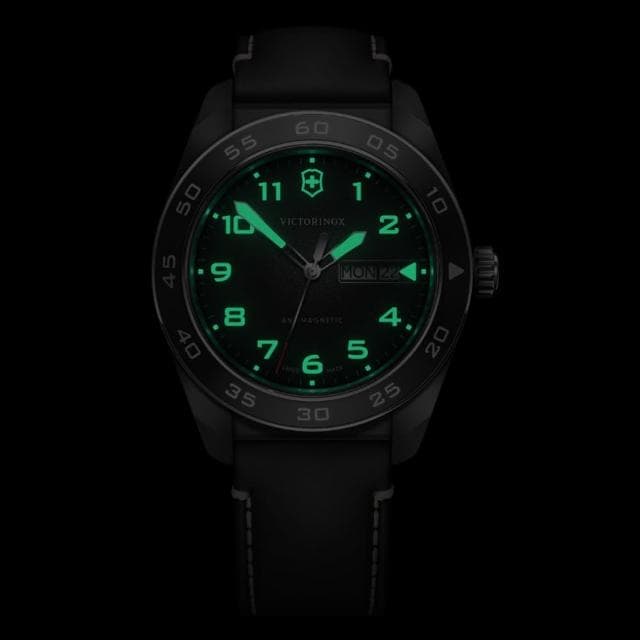 【VICTORINOX 瑞士維氏】Swiss Army 啞光 浮雕數字 石英錶 男錶 送禮 禮物推薦(VISA-242041)