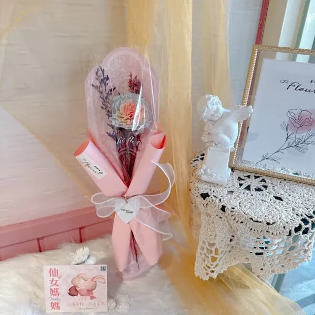 【喜滋滋】永生康乃馨擴香花束-妳是我心頭的花[入門／孩子送禮款](母親節花束/媽媽最愛/長輩送禮)