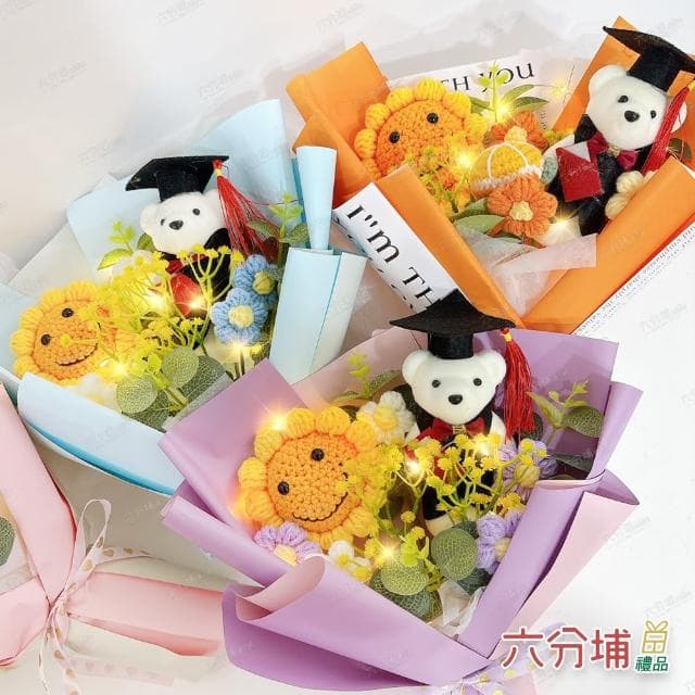 【六分埔禮品】韓系LED精緻手工編織向日葵學士熊花束-多色任選(擺飾畢業禮物教師節橘子太陽花毛線針織)