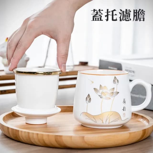 【辦公專用】陶瓷荷韻帶蓋馬克杯(380ml 過濾茶葉 茶水分離 濾茶杯 水杯 茶具 飲料 咖啡杯 功夫茶杯)