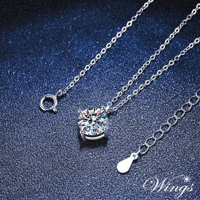 【WINGS】莫桑鑽 八心八箭 超火彩 經典四爪鑲 純銀單鑽項鍊(925純銀 送禮 禮物 禮盒 聖誕節 質感)