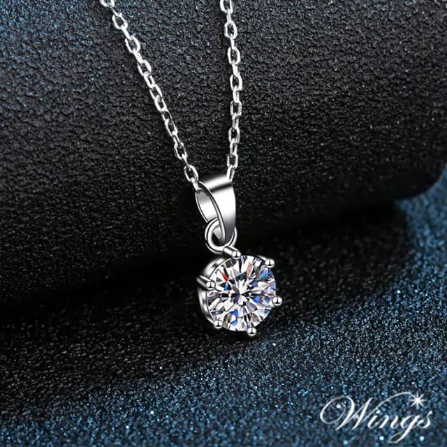 【WINGS】莫桑鑽 925純銀項鍊《經典六爪鑲》一克拉(八心八箭 單鑽 七夕 情人節 求婚 女生禮物送禮 生日)