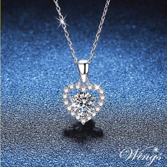 【WINGS】莫桑鑽 八心八箭 超火彩 專寵一克拉 純銀愛心項鍊(925純銀 送禮 禮物 禮盒 女生禮物 質感)