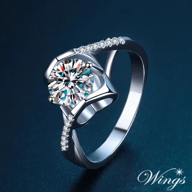 【WINGS】莫桑鑽925純銀戒指《微鑲心語》一克拉 鑽戒・求婚款(七夕 情人節 女生禮物送禮 生日)