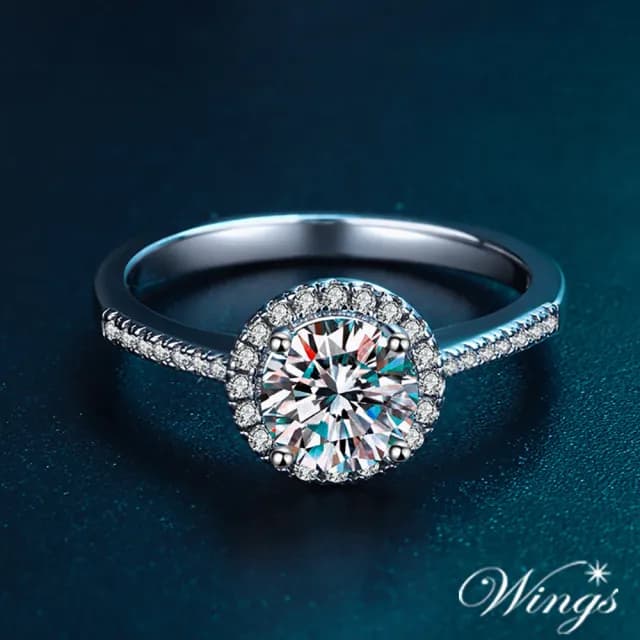 【WINGS】莫桑鑽 925純銀戒指《耀眼星環》一克拉 鑽戒・求婚款(七夕 情人節 女生禮物送禮 生日)