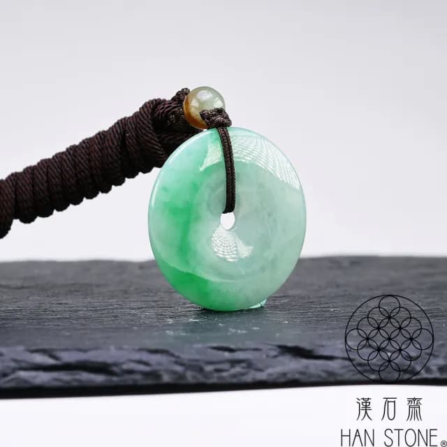 【漢石齋】情人節禮物 天然翡翠A貨 平安扣玉佩吊墜 飄花種帶辣綠(32*32*4mm)