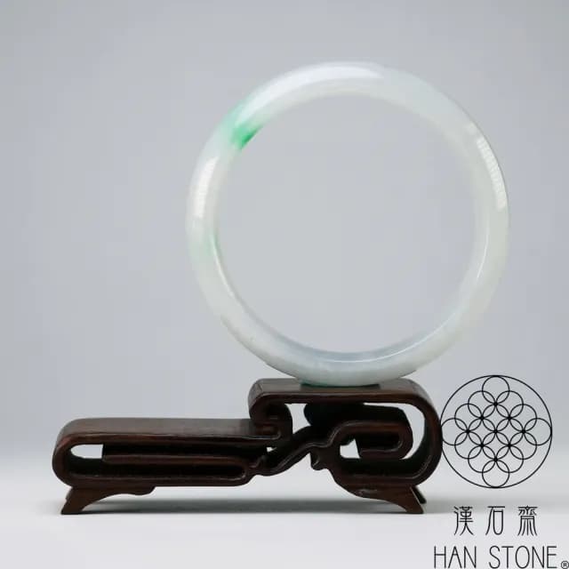 【漢石齋】情人節禮物 天然翡翠A貨 手鐲玉鐲 冰糯種飄花帶辣綠(手圍17.5/版寬12.5mm)