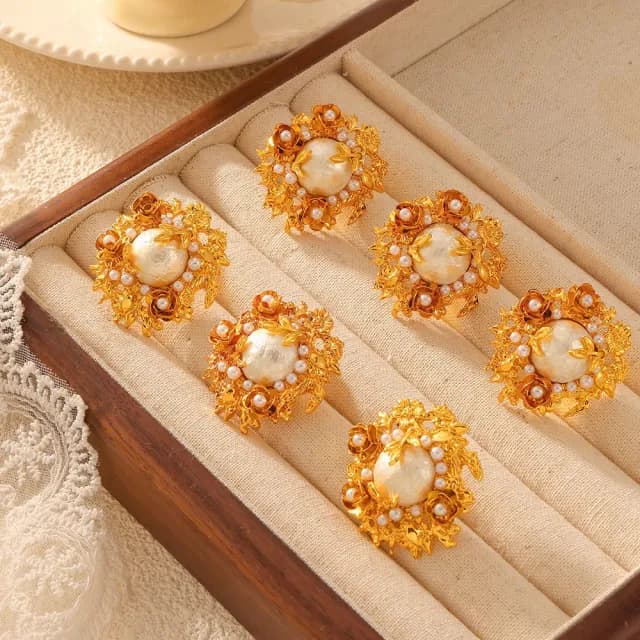 【LEESA】珍珠耳環\飾品\女生\法式耳環\立體耳環\花朵耳環\高級感\歐美耳環\穿搭配件\百搭\輕奢