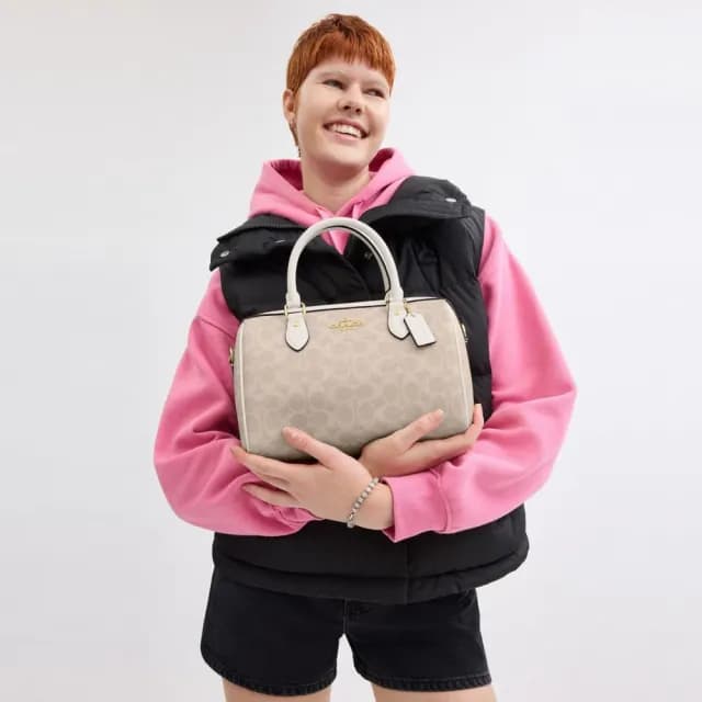 【COACH】蔻馳官方直營 ROWAN經典Logo手袋 斜背包 側背包 斜挎包 手提包-IM/沙黃色/粉筆白色(CV961)