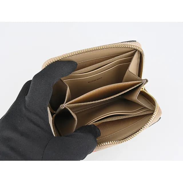 【BURBERRY 巴寶莉】BURBERRY內燙金字LOGO格紋帆布拼牛皮4卡ㄇ形拉鍊卡夾零錢包(土棕)