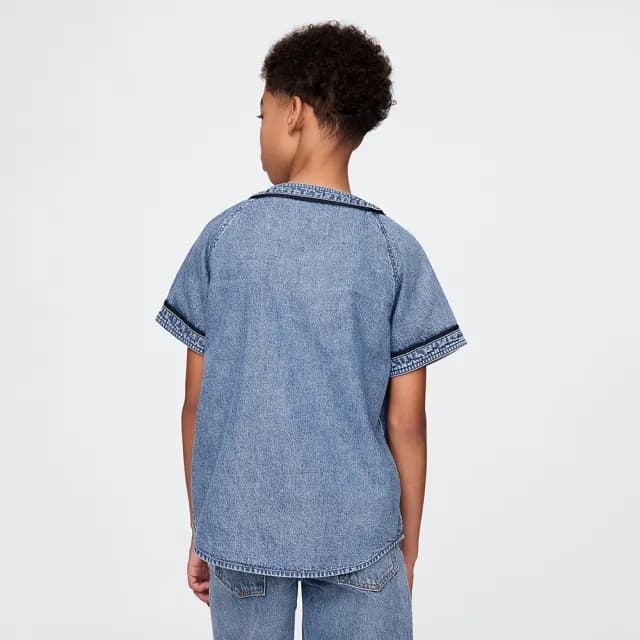 【GAP】男童裝 Logo純棉圓領短袖牛仔襯衫-中度水洗(775113)