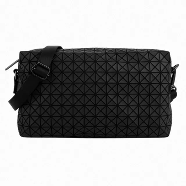 【ISSEY MIYAKE 三宅一生】BAOBAO 細格紋斜背馬鞍包(霧面黑)