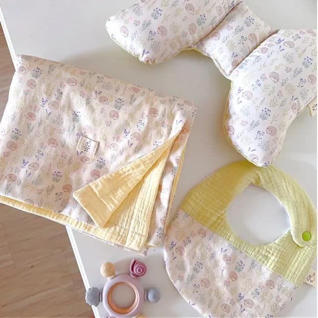 【Lianne baby】彌月禮盒組 台灣手作韓國天然染色嬰兒被圍兜蝴蝶枕 草地刺蝟組(嬰兒被 滿月禮 嬰兒禮物)
