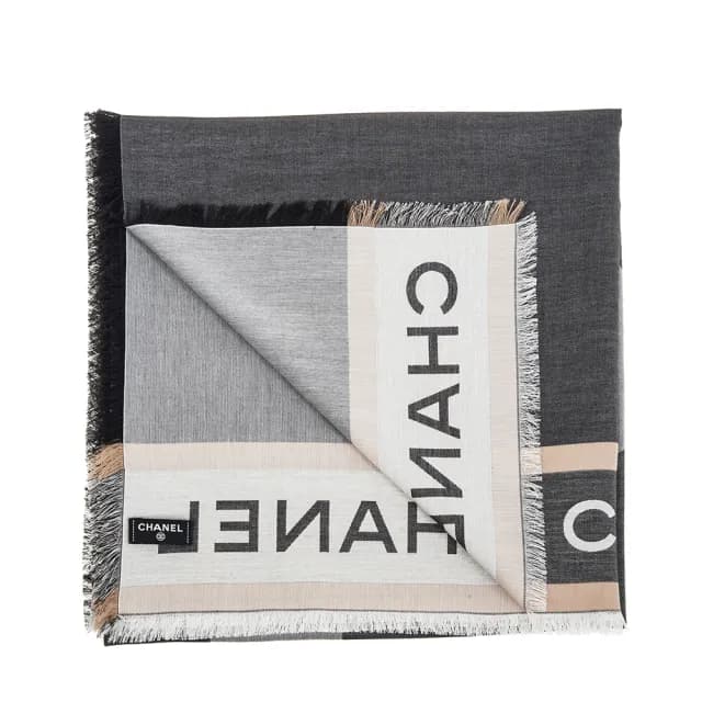 【CHANEL 香奈兒】新款大雙C LOGO簡約灰色大款羊毛圍巾/披肩