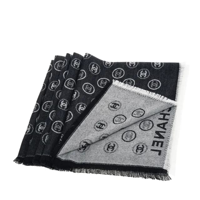 【CHANEL 香奈兒】新款圓形設計雙C LOGO 標誌撞色羊毛圍巾(黑色)