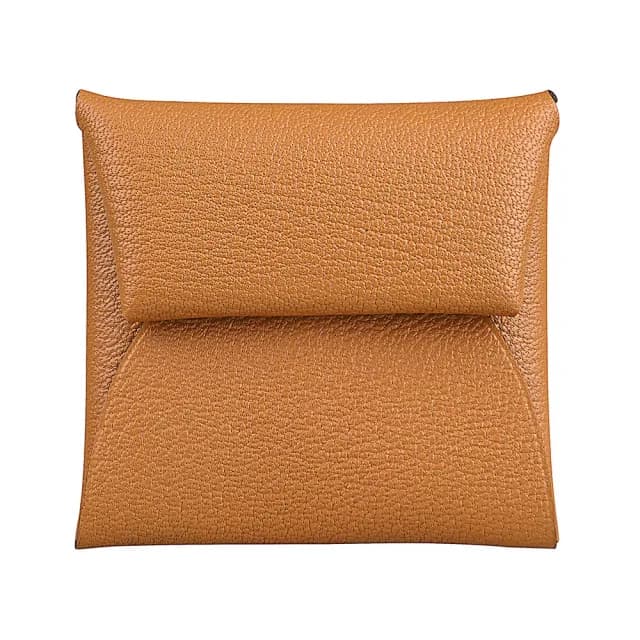【Hermes 愛馬仕】HERMES BASTIA內燙銀LOGO山羊皮釦式零錢包(焦糖棕)