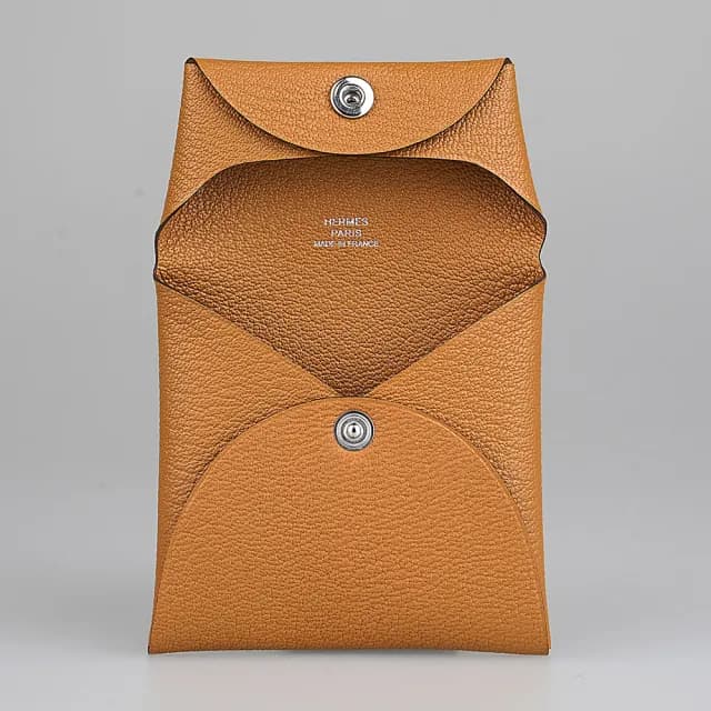 【Hermes 愛馬仕】HERMES BASTIA內燙銀LOGO山羊皮釦式零錢包(焦糖棕)