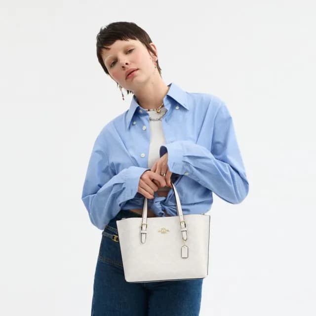 【COACH】蔻馳官方直營 MOLLIE 經典Logo25號托特手袋-IM/白色/粉筆白色(CV965)