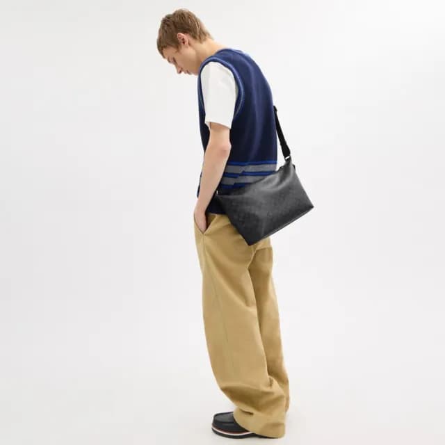 【COACH】蔻馳官方直營 FINN經典Logo斜背手袋-QB/炭黑色/黑色(CAJ91)