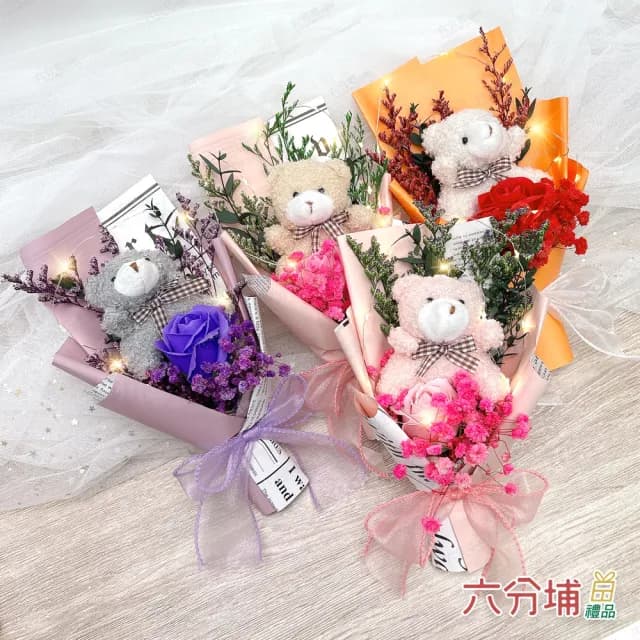 【六分埔禮品】柔柔玫香小熊滿天星LED香氛花束-多色任選(擺飾玫瑰花束情人節母親節畢業禮物人造花)
