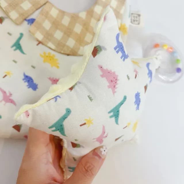 【Lianne baby】棕梠恐龍  嬰兒禮物 圍兜手搖鈴 滿月禮 周歲禮(滿月禮 收涎禮物 週歲禮 彌月禮盒)