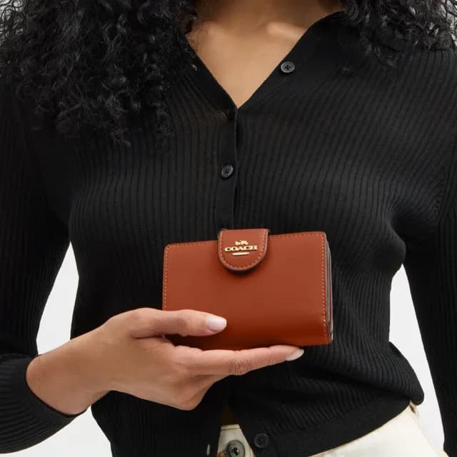 【COACH】蔻馳官方直營 中號角拉鍊錢包 皮夾-IM/棕黃色(CBO32)
