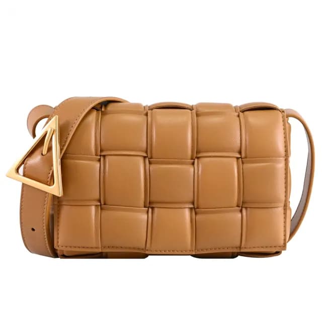 【BOTTEGA VENETA 寶緹嘉】Padded Cassette 手工大格編織羊皮翻蓋枕頭包斜背包(駝 小)