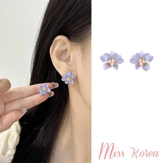 【MISS KOREA】韓國設計浪漫珍珠花蕊紫色花朵造型夾式耳環(無耳洞耳環 耳夾 夾式耳環 花朵耳環 珍珠耳環)