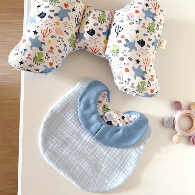 【Lianne baby】彌月禮物 海龜圍兜 嬰兒枕 彌月禮盒(週歲禮 嬰兒禮盒 滿月禮 收涎禮)