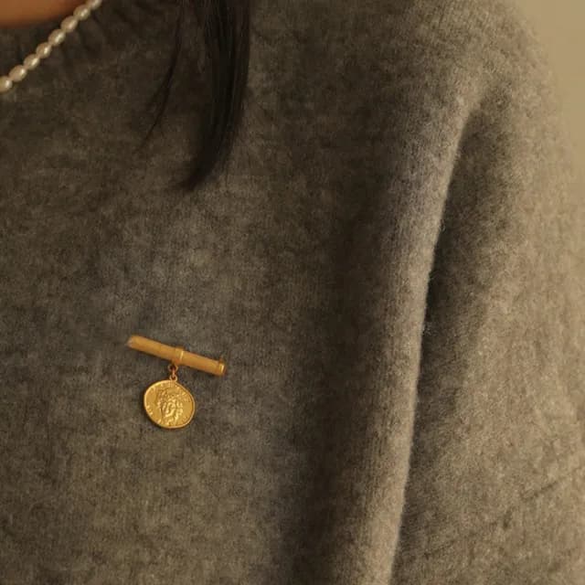 【LEESA】情人節禮物 小香胸針\個性別針\金幣胸針\一字型別針\帽子別針\多功能胸針\包包別針\別針\胸針\圍