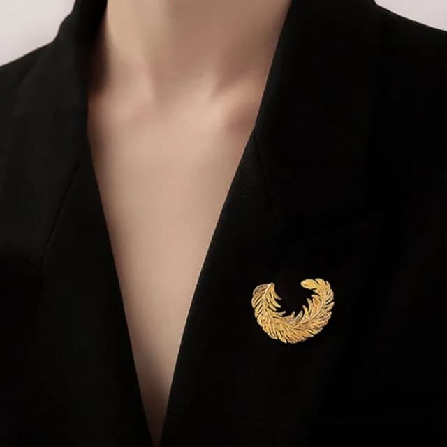 【KT DADA】金屬胸針 高級感 金色胸針 羽毛胸針 毛衣胸針 飾品 造型別針 小禮物 生日禮物 謝師禮物 胸