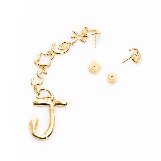 【JACQUEMUS】Les Boucles J Ouro 不對稱J字樣耳環(金)