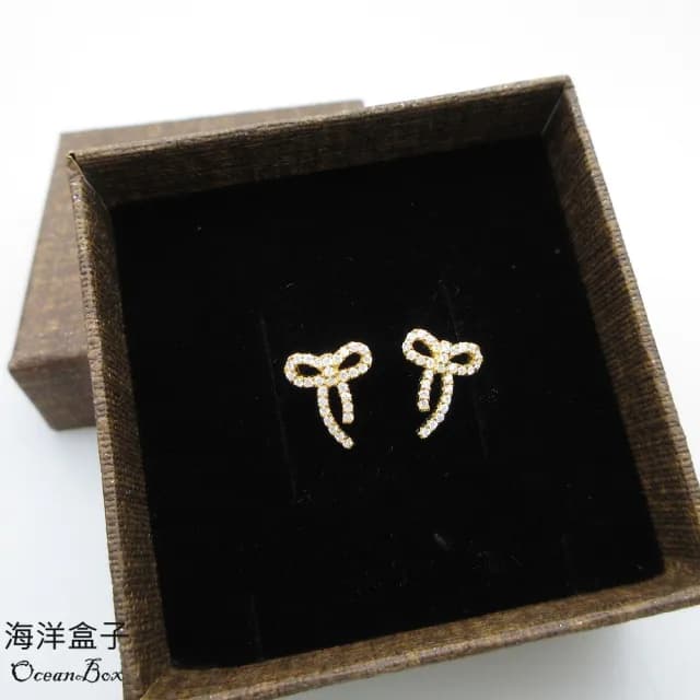 【海洋盒子】絕美滿鑽鋯石蝴蝶結緞帶針式925純銀金色耳環(鍍金貼耳耳環)
