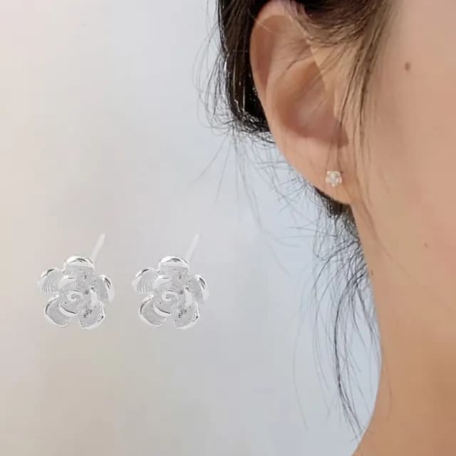 【清新抗敏】日系精美迷你立體櫻花925純銀耳釘-一對(低敏 養耳 耳環 耳飾 耳針 飾品 耳朵配件 穿搭 銀針)