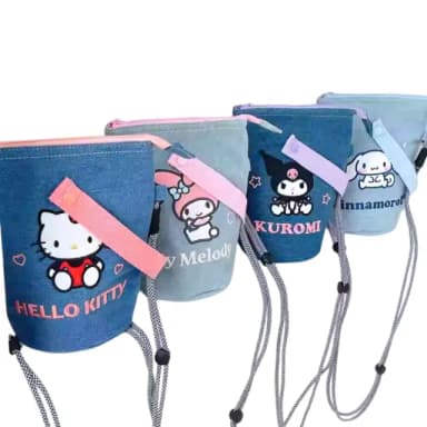 【SANRIO 三麗鷗】新款丹寧拉鍊手機包美樂蒂酷洛米大耳狗HELLO KITTY凱蒂旅行隨身包(生日禮物女兒女友禮物)