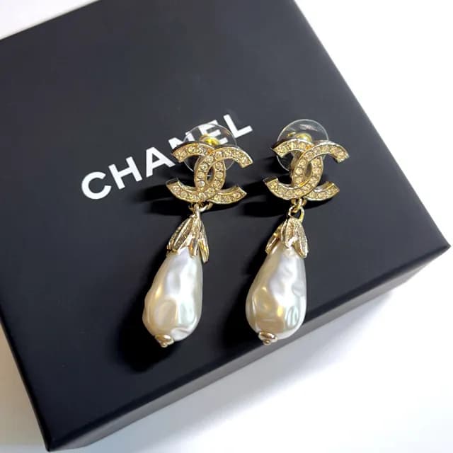 【CHANEL 香奈兒】雙C耳環(金/單排鑽雙C垂墜不規則滴型珍珠)