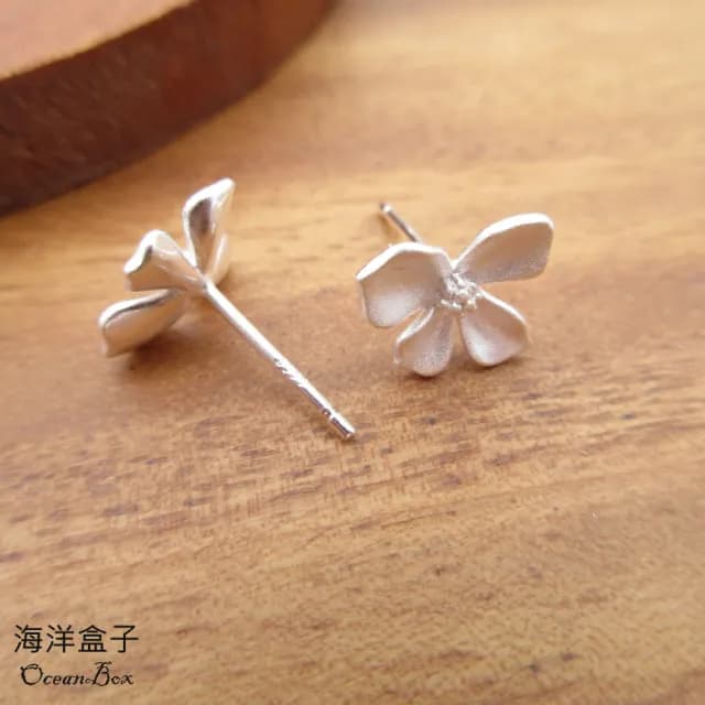 【海洋盒子】甜美清新不規則磨砂拉絲小花S925純銀耳環(貼耳耳環)