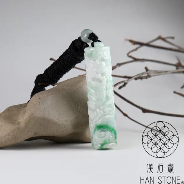 【漢石齋】情人節禮物 天然翡翠A貨 升龍柱玉佩吊墜 飄花種帶辣綠(17*15*69mm)