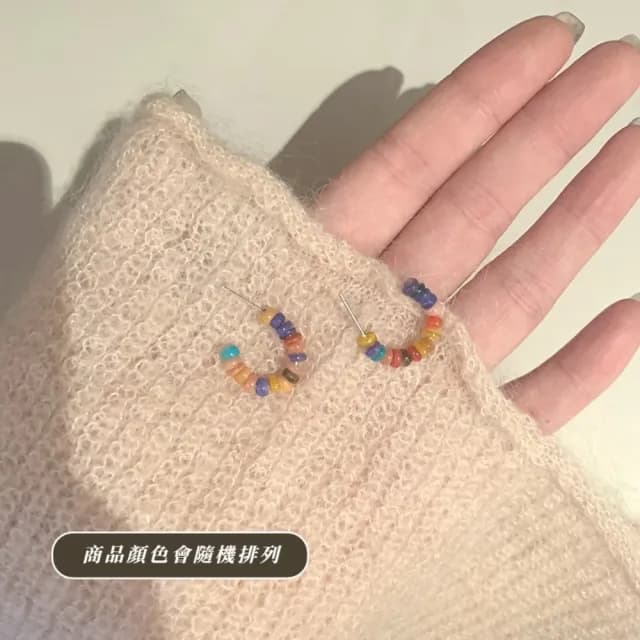 【彩珠撞色】彩色串珠冷淡風圓圈耳環(圈圈 耳圈 耳飾 小耳環 日常 彩色串珠 耳針 穿搭)