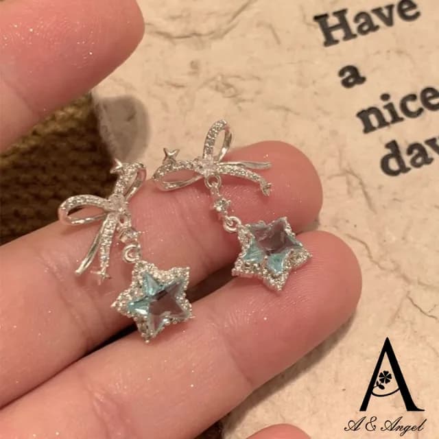 【ANGEL】清透藍晶五角星蝴蝶結甜美無耳洞耳夾式耳環(銀色無耳洞可選)