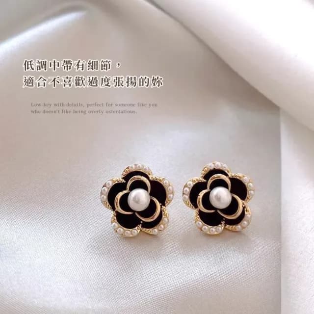 【溫柔必備】法式氣質山茶花珍珠耳環(立體 耳飾 花瓣耳環 花朵 耳釘 約會 穿搭單品 黑色)