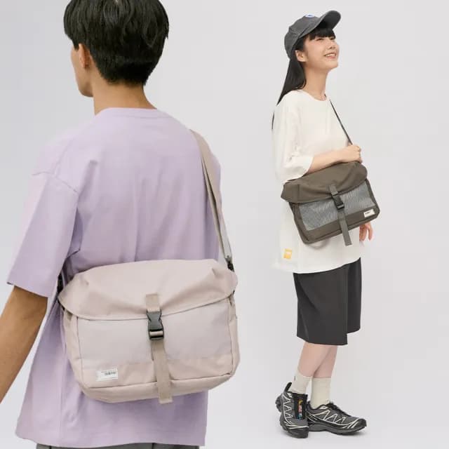 【plain-me】特惠價 防潑水 PM旅行郵差包 斜背包(防水包 男女包 肩背包 掀蓋包 側背包 PLN3027-232)