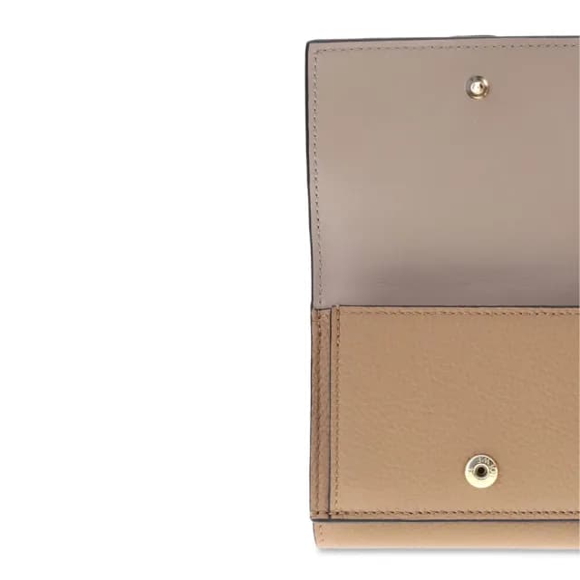【LOEWE 羅威】Trifold 柔軟粒面小牛皮 三褶 中夾 短夾 錢包 皮夾 Toffee/Tan 太妃糖色