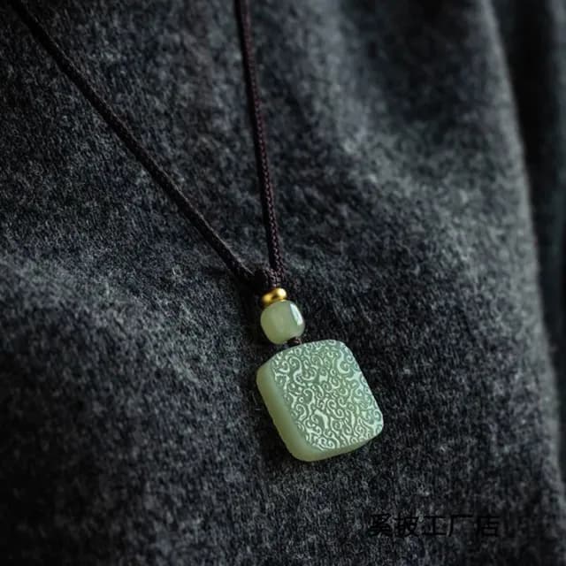 【Penny珮妮】和田玉青玉祥雲紋無事牌吊墜項鍊(母親節 生日禮 情人節 交換禮物 送女友 尾牙 新年 結婚)