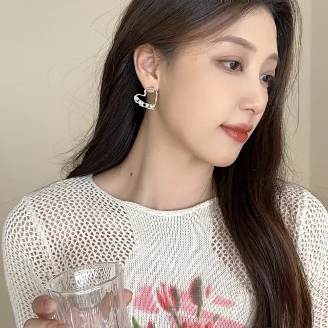 【00:00】韓國設計不規則愛心線條寶石造型夾式耳環(無耳洞耳環 耳夾 夾式耳環 愛心耳環 寶石耳環)